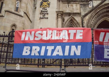 London, Großbritannien 1st. Februar 2022. Demonstranten hängten vor den Royal Courts of Justice Transparente auf, während 19 britische Aktivisten vor Gericht gestellt werden, weil sie die Verfügung von M25 gebrochen haben. Kredit: Vuk Valcic / Alamy Live Nachrichten Stockfoto