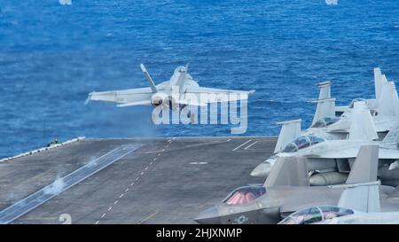 Philippine Sea, Vereinigte Staaten. 29. Januar 2022. Ein F/A-18E Super Hornet Kampfjet der US Navy, der an die Bounty Hunters of Strike Fighter Squadron 2 angeschlossen ist, startet während einer Routinepatrouille am 29. Januar 2022 in der philippinischen See vom Flugdeck des Flugzeugträgers USS Carl Vinson der Nimitz-Klasse. Quelle: MCS Larissa Dougherty/Planetpix/Alamy Live News Stockfoto