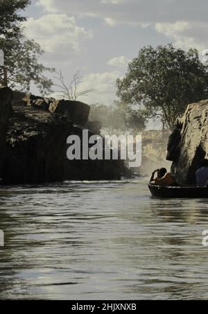 Hogenakkal, Tamil Nadu, Indien - 12th. Mai 2018: Coracle-Bootsfahrt auf dem kaveri-Fluss vor den Hogenakkal-Wasserfällen in Tamil Nadu, Südindien Stockfoto