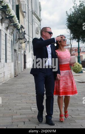 Salma Hayek und ihr Mann Francois-Henri Pinault gehen Hand in Hand, während sie im September 1 2012 in Venedig, Italien, unterwegs sind Stockfoto