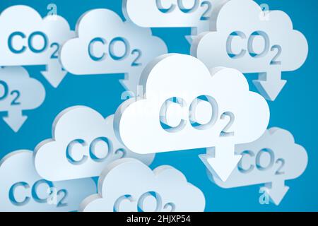 CO2 Reduktionskonzept. Wolkenförmige Objekte mit dem ausgestanzten Wort CO2 und einem Pfeil nach unten vor einem blauen Hintergrund. Stockfoto