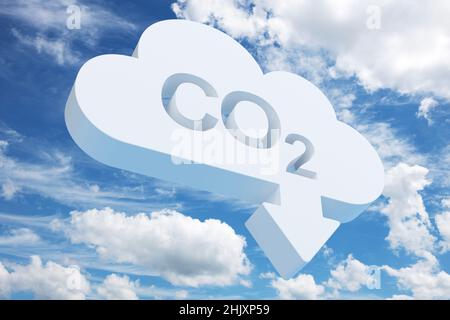 CO2 Reduktionskonzept. Ein wolkenförmiges Objekt mit dem ausgestanzten Wort CO2 und einem Pfeil nach unten vor einem blauen Himmel mit Wolkenhintergrund. Stockfoto