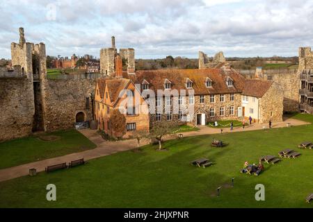 Blick von der Wand über das Innere des Schlosses, Framlingham, Suffolk, England, Großbritannien - Framlingham College im Hintergrund Stockfoto