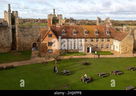 Blick von der Wand über das Innere des Schlosses, Framlingham, Suffolk, England, Großbritannien - Framlingham College im Hintergrund Stockfoto