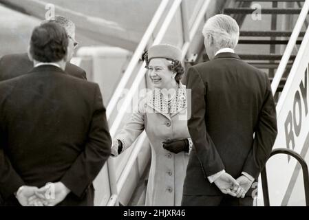 Queen Elizabeth II am Flughafen Heathrow April 1988 Stockfoto