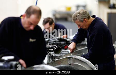 Aktenfoto vom 19/11/08 von Arbeitern in einer Fabrik. Die britische Fabrikproduktion wuchs im Januar mit dem höchsten Tempo seit sechs Monaten, trotz der Ausbreitung der Omicron-Variante des Coronavirus, während Anzeichen dafür zu erkennen sind, dass die Lieferkettenkrise ihren Höhepunkt überschritten hat, wie ein Bericht zeigt. Ausgabedatum: Dienstag, 1. Februar 2022. Stockfoto