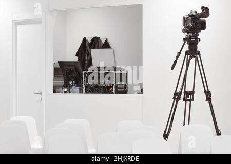 Fernsehkontrollraum mit Videokamera. Konferenzsaal. Rundfunkproduktion Stockfoto