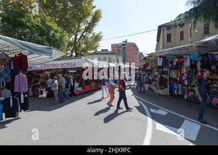 Luino Stadt und der berühmteste Wochenmarkt am Lago Maggiore, Italien Stockfoto