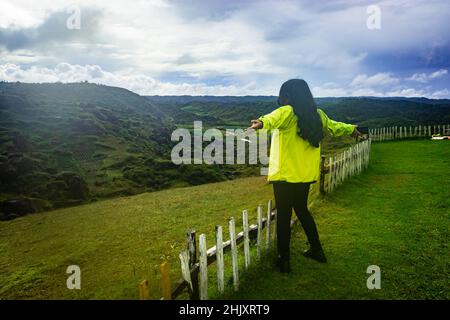 Junge Mädchen allein Reisenden isoliert auf abgelegenen Berggipfel am Morgen aus flachem Winkel Bild wird auf latilum Peak shillong meghalaya indien genommen. Stockfoto