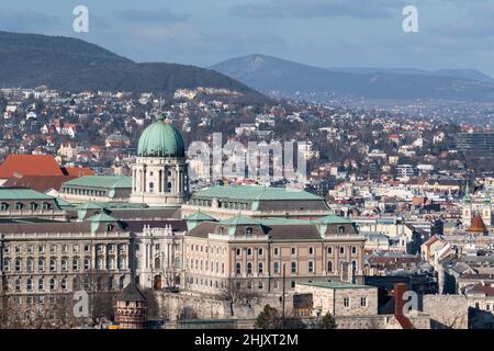 Stadtbild von Budapest mit der Budaer Burg in Ungarn, historisches Erbe im barocken Architekturstil erbaut Stockfoto