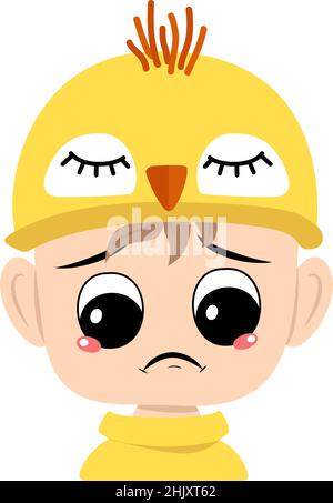 Avatar des Jungen mit großen Augen und traurigen Emotionen, depressiven Gesicht, nach unten Augen in gelben Hühnerhut. Kind mit melanischem Ausdruck zu Ostern, Neujahr oder Kostüm für Party. Vektorgrafik flach Stock Vektor