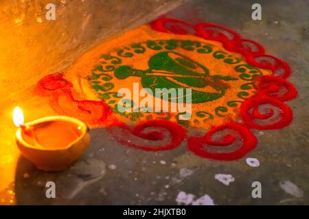 indische traditionelle Rangoli anlässlich der Festfeier aus verschiedenen Blickwinkeln Stockfoto