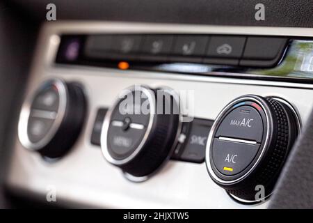 Moderne Auto-Klimaregelung, Makro. Moderne Klimaregulatoren im Auto. Wunderschöne Innenausstattung Stockfoto