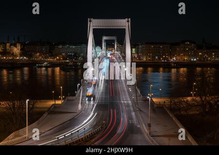 Weiße und rote Lichtspuren von Autos auf Elisabeth-Brücke über die Donau bei Nacht Budapest Ungarn Europa Stockfoto