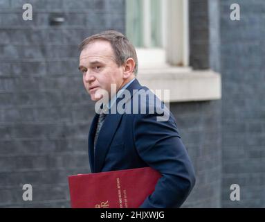 London, Großbritannien. 01st. Februar 2022. George Eustice, Umweltminister, trifft auf eine Kabinettssitzung in der Downing Street 10 in London ein. Kredit: Ian Davidson/Alamy Live Nachrichten Stockfoto
