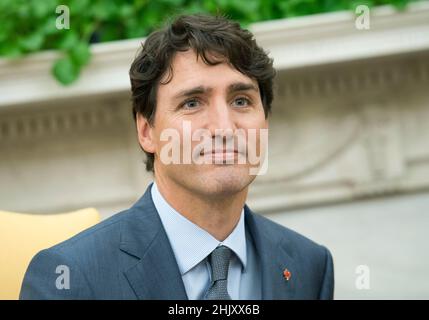 **DATEI FOTO** der kanadische Premierminister Justin Trudeau testet Covid-19 positiv. Der kanadische Premierminister Justin Trudeau spricht am 11. Oktober 2017 bei einem Treffen mit dem US-Präsidenten Donald Trump, First Lady Melania Trump und Trudeaus Frau Sophie Grégoire im Oval Office im Weißen Haus in Washington, DC, mit Reportern. Quelle: Kevin Dietsch/Pool via CNP /MediaPunch Stockfoto