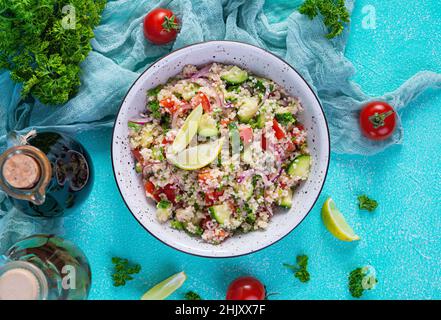 Vegetarischer Tabbouleh-Salat mit Couscous, Petersilie, Gurke, Tomaten. Traditionelle mittelöstliche oder arabische Küche Stockfoto