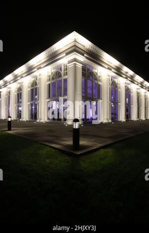 Trump Turnberry Hotel, Ayrshire, Schottland, Großbritannien. Das obere Ayrshire Hotel wurde nachts mit einem Flutlicht beleuchtet und zeigt den Ballsaal Stockfoto
