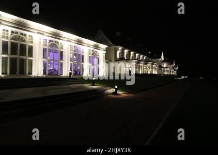 Trump Turnberry Hotel, Ayrshire, Schottland, Großbritannien. Das obere Ayrshire Hotel wurde nachts mit einem Flutlicht beleuchtet und zeigt den Ballsaal Stockfoto