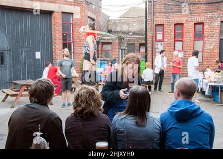 Sheffield, Großbritannien - 22. Juni: Mitglieder der Sheffield Creative Guild treffen sich beim Abendessen und Zirkus auf der 2nd-jährigen Geburtstagsfeier in den Yellow Arch Studios Stockfoto