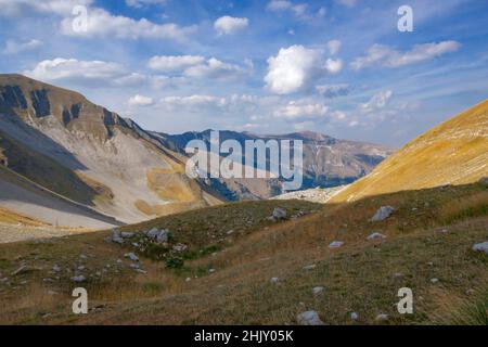 Nationalpark Monti Sibillini, Blick auf das Tal Valle del Lago di Pilato, Montemonaco, Marken, Italien, Europa Stockfoto