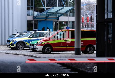 01. Februar 2022, Bayern, Unterföhring: Polizei- und Feuerwehrfahrzeuge stehen auf dem Gelände des Blockheizkraftwerks Nord. Aus dem Kraftwerk sind rund 1000 Liter giftiges Ammoniak ausgelaufen. Foto: Sven Hoppe/dpa Stockfoto