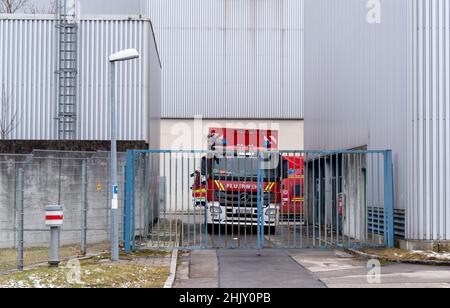 01. Februar 2022, Bayern, Unterföhring: Ein Einsatzfahrzeug der Feuerwehr ist auf dem Gelände des Blockheizkraftwerks Nord geparkt. Aus dem Kraftwerk sind rund 1000 Liter giftiges Ammoniak ausgelaufen. Foto: Sven Hoppe/dpa Stockfoto