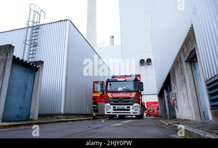 01. Februar 2022, Bayern, Unterföhring: Ein Einsatzfahrzeug der Feuerwehr ist auf dem Gelände des Blockheizkraftwerks Nord geparkt. Aus dem Kraftwerk sind rund 1000 Liter giftiges Ammoniak ausgelaufen. Foto: Sven Hoppe/dpa Stockfoto