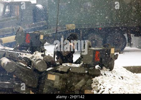 REGION CHARKIW, UKRAINE - 31. JANUAR 2022 - Ein Panzerbesatzungsmitglied der 92nd Mechanisierten Brigade der ukrainischen Streitkräfte steht in der Luke durin Stockfoto