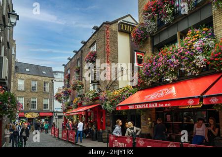 Dublin, Irland, 08,15,2016: Fassade der Temple Bar, eines der berühmtesten und touristischsten Pubs Dublins mit Menschen in der Umgebung. Stockfoto