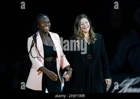 Clarisse Agbegnenou (links) aus Frankreich und Tina Trstenjak aus Slowenien während des Paris Grand Slam 2021, Judo-Events am 16. Oktober 2021 im AccorHotels Ar Stockfoto