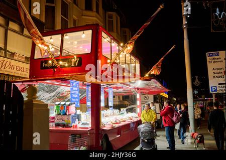 Der rote Bus der Fudge Company auf der Promenade von Blackpool Stockfoto