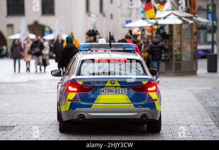 München, Deutschland. 01st. Februar 2022. Ein Polizeiauto fährt über den Marienplatz. Quelle: Sven Hoppe/dpa/Alamy Live News Stockfoto