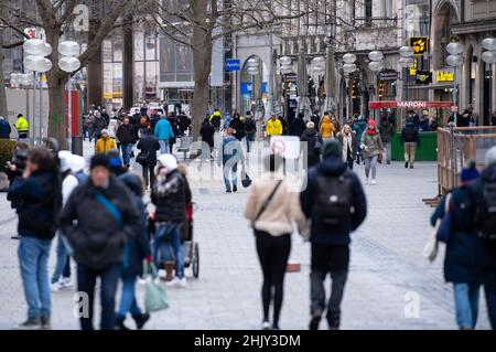 München, Deutschland. 01st. Februar 2022. Passanten gehen durch die Fußgängerzone. Quelle: Sven Hoppe/dpa/Alamy Live News Stockfoto