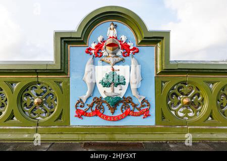 Das Staatswappen von Glasgow auf der Albert Bridge über den Fluss Clyde im Stadtzentrum von Glasgow, Schottland, Großbritannien Stockfoto