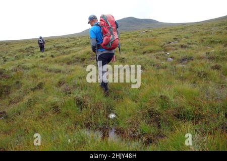 Zwei Männer auf dem Boggy Path zum schottischen Berg Corbett Sail Mhor, Wester Ross, North West Scottish Highlands, Schottland, Großbritannien. Stockfoto