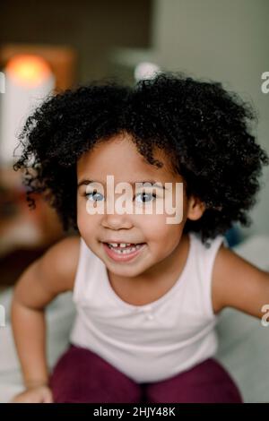 Porträt eines lächelnden Mädchens zu Hause Stockfoto