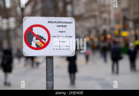 München, Deutschland. 01st. Februar 2022. In der Fußgängerzone steht ein Schild mit der Aufschrift „Alkoholverbot“. Quelle: Sven Hoppe/dpa/Alamy Live News Stockfoto