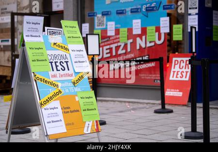 München, Deutschland. 01st. Februar 2022. Vor einer Apotheke in der Innenstadt steht ein Schild mit der Aufschrift „Corona Test Free and We Vacinate“. Quelle: Sven Hoppe/dpa/Alamy Live News Stockfoto