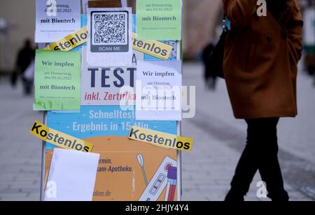 München, Deutschland. 01st. Februar 2022. Vor einer Apotheke in der Innenstadt steht ein Schild mit der Aufschrift „Corona Test Free and We Vacinate“. Quelle: Sven Hoppe/dpa/Alamy Live News Stockfoto