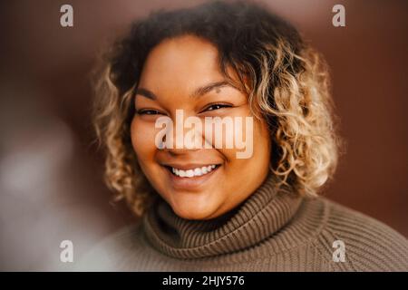 Porträt der glücklichen jungen Frau im Studio Stockfoto