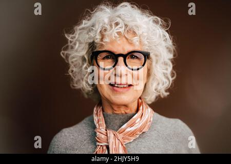 Porträt einer älteren Frau, die im Studio eine Brille trägt Stockfoto