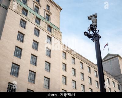 Überwachungskameras überwachen ein anonymes Regierungsgebäude des Verteidigungsministeriums in Whitehall, dem Herzen der britischen Politik und Regierungsführung. Stockfoto