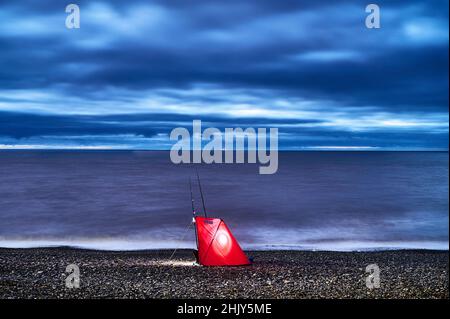 Bei Flut am Strand, Rossall Beach, Fleetwood, rotes Zelt für Seeangler Stockfoto