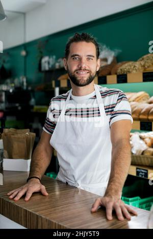 Porträt eines lächelnden männlichen Unternehmers in der Bäckerei Stockfoto