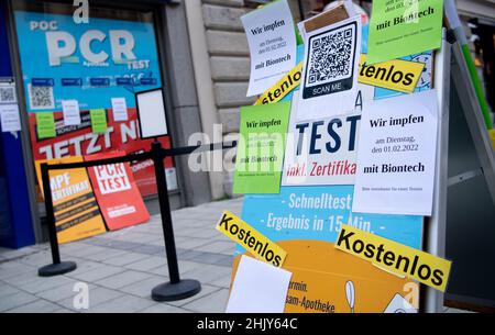 München, Deutschland. 01st. Februar 2022. Vor einer Apotheke in der Innenstadt steht ein Schild mit der Aufschrift „Corona Test Free and We Vacinate“. Quelle: Sven Hoppe/dpa/Alamy Live News Stockfoto