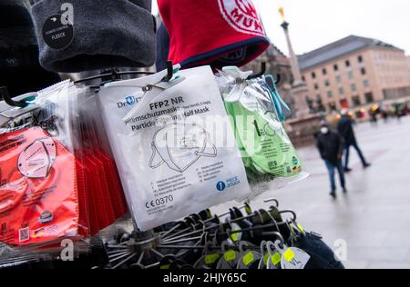 München, Deutschland. 01st. Februar 2022. FFP2 Masken und Mützen in verschiedenen Farben sind an einem Kiosk am Marienplatz zu sehen. Quelle: Sven Hoppe/dpa/Alamy Live News Stockfoto