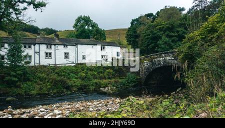 The George Inn Village Pub im Herbst mit dem River Wharfe vor, Hubberholme, Upper Wharfedale, Yorkshire Dales National Park, North Yorkshire, en Stockfoto