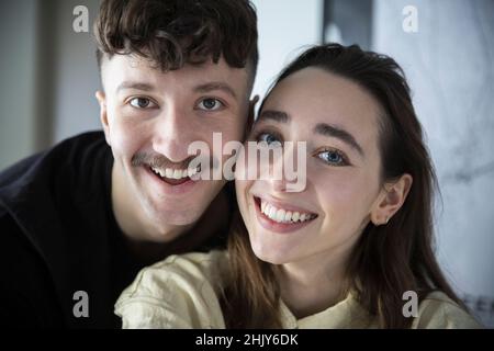 Porträt des Lächelns paar zu Hause Stockfoto
