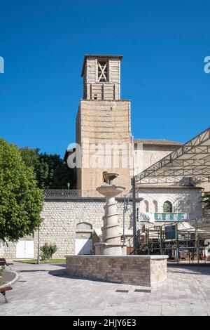 Piazza San Francesco, Blick auf die Kirche Chiesa di San Francesco, Cascia, Umbrien, Italien, Europa Stockfoto